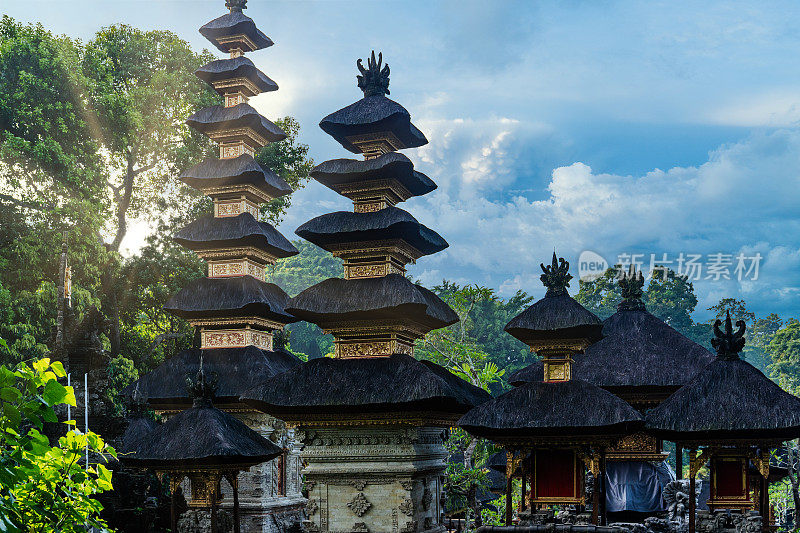 乌布的Pura Gunung Lebah寺庙上戏剧性的日落。